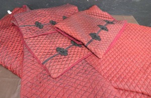 IRRIDESCENT BURGUNDY DUVET WITH 3 PILLOW SHAMS