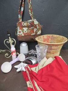 MIXED LOT OF BEDROOMBATHROOM ITEMS