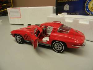 FRANKLIN MINT 124 SCALE 1965 CORVETTE STINGRAY FIBERGLASS COUPE - IN BOX - GREAT PIECE - SEE PICTURES