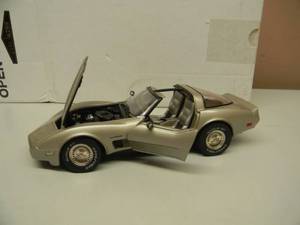 FRANKLIN MINT 124 SCALE 1982 CHEVROLET CORVETTE 4393 OF 6759 - IN BOX - GREAT PIECE - SEE PICTURES