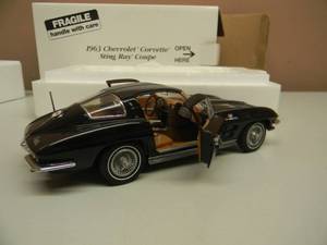 THE DANBURY MINT LIMITED EDITION 124 SCALE 1963 CHEVROLET CORVETTE STING RAY COUPE - IN BOX - GREAT PIECE - SEE PICTURES