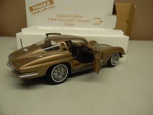 THE DANBURY MINT 124 SCALE LIMITED EDITION 1964 CHEVROLET CORVETTE COUPE - IN BOX - GREAT PIECE - SEE PICTURES