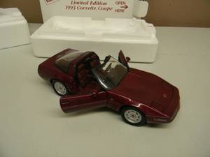 THE DANBURY MINT 124 SCALE LIMITED EDITION 1993 CHEVROLET CORVETTE COUPE - IN BOX - GREAT PIECE - SEE PICTURES