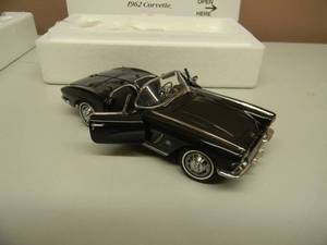 THE DANBURY MINT 124 SCALE 1962 CHEVROLET CORVETTE - IN BOX - GREAT PIECE - SEE PICTURES