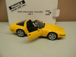 THE DANBURY MINT 124 SCALE 1995 CHEVROLET CORVETTE ZR-1 - IN BOX - GREAT PIECE - SEE PICTURES