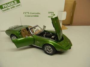 THE DANBURY MINT 124 SCALE 1975 CHEVROLET CORVETTE CONVERTIBLE - IN BOX - GREAT PIECE - SEE PICTURES