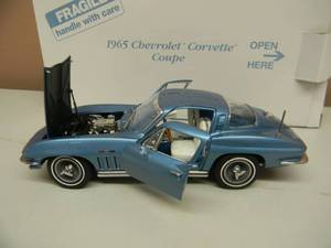 THE DANBURY MINT 124 SCALE 1965 CHEVROLET CORVETTE COUPE - IN BOX - GREAT PIECE - SEE PICTURES