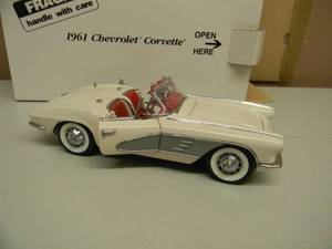 THE DANBURY MINT 124 SCALE 1961 CHEVROLET CORVETTE - IN BOX - GREAT PIECE - SEE PICTURES