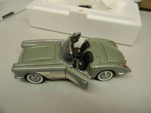 THE DANBURY MINT 124 SCALE LIMITED EDITION 1960 CHEVROLET CORVETTE - IN BOX - GREAT PIECE - SEE PICTURES