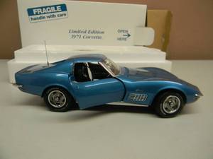 THE DANBURY MINT 124 SCALE LIMITED EDITION 1971 CHEVROLET CORVETTE - IN BOX - GREAT PIECE - SEE PICTURES