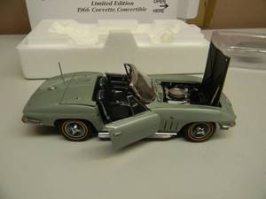 THE DANBURY MINT 124 SCALE LIMITED EDITION 1966 CHEVROLET CORVETTE CONVERTIBLE - IN BOX - GREAT PIECE - SEE PICTURES