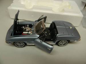 THE DANBURY MINT 124 SCALE LIMITED EDITION 1963 CHEVROLET CORVETTE CONVERTIBLE - IN BOX - GREAT PIECE - SEE PICTURES
