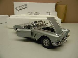THE DANBURY MINT 124 SCALE LIMITED EDITION 1962 CHEVROLET CORVETTE - IN BOX - GREAT PIECE - SEE PICTURES