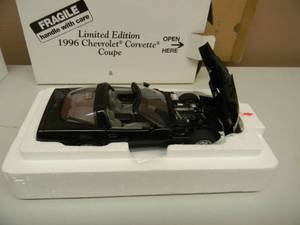 THE DANBURY MINT 124 SCALE LIMITED EDITION 1996 CHEVROLET CORVETTE COUPE - IN BOX - GREAT PIECE - SEE PICTURES