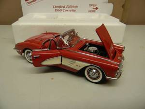 THE DANBURY MINT 124 SCALE LIMITED EDITION 1960 CHEVROLET CORVETTE - IN BOX - GREAT PIECE - SEE PICTURES