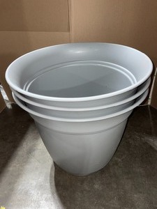 UNBRANDED BELLE 20 IN. DIA STORMY GRAY PLASTIC PLANTER WITH ATTACHED SAUCER. SEE PICTURES