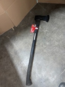 HUSKY 3.5 LB. PREMIUM SINGLE BIT MICHIGAN AXE WITH 34 IN. FIBERGLASS HANDLE. SEE PICTURES