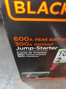 BLACKDECKER 700 PEAK AMP PORTABLE CAR JUMP STARTER WITH 12-VOLT DC OUTLET AND USB POWER. SEE PICTURES