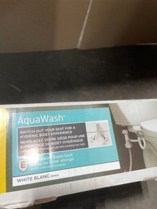 AMERICAN STANDARD AQUAWASH NON-ELECTRIC SLOW CLOSE BIDET SEAT FOR ELONGATED TOILETS IN WHITE. SEE PICTURES