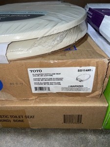 ASSORTED TOILET SEATS. VARIOUS KINDS AND CONDITIONS. SEE PICTURES