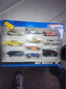 10 Hot wheels brand new...