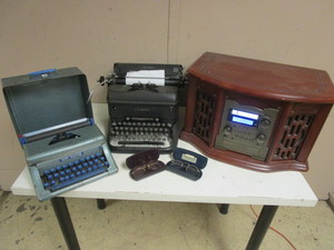 VINTAGE L.C. SMITH TYPEWRITER, TOM THUMB TYPEWRITER. INNOVATIVE TECHNOLOGY RETRO TURNTABLERADIO