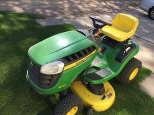 lot 50 image: John Deere Riding Lawn Mower