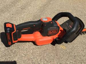 lot 58 image: Black and Decker 22 inch 20 Volt Lithium Rechargeable Hedge Trimmer