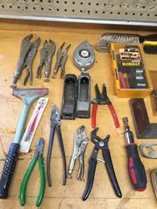 lot 86 image: Large Lot of Assorted Nails and Screws