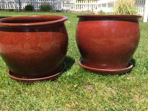 lot 76 image: 2 Large Matching Ceramic Planters