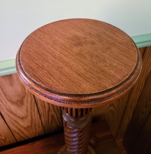lot 115 image: Vintage Spindle Wood Stand