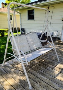 lot 125 image: Metal Patio Swing