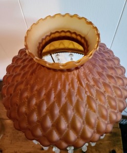 lot 131 image: Vintage Glass Topped Brass Lamp w Prisms