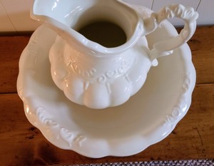 lot 133 image: Ceramic Pitcher and Washbasin