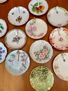 lot 194 image: Wonderful Array of Vintage Nappy Plates