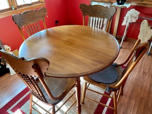 lot 176 image: Nice Vintage Round Table and Chairs