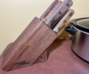 lot 208 image: Chicago Cutlery Knife Block and a Hamilton Beach Crockpot