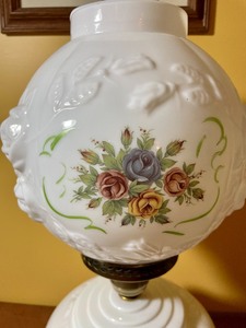 lot 205 image: Vintage Gone w The Wind Style Lamp