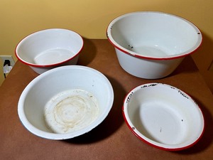 lot 214 image: Enamel Bowl Grouping