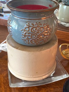 lot 18 image: Variety of Home Decor Items