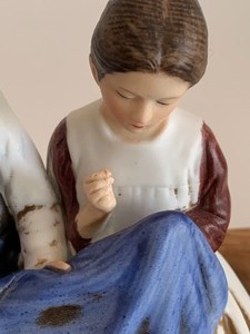lot 49 image: Norman Rockwell Figurine The Danbury Mint-The Lighthouse Keepers Daughter