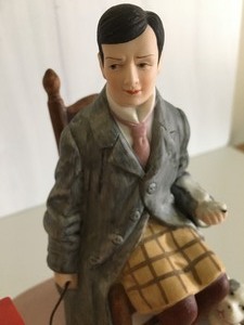 lot 34 image: Norman Rockwell Figurine The Danbury Mint- Self Portrait