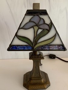 lot 185 image: Stained Glass Home Decor Items