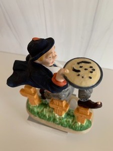 lot 41 image: Norman Rockwell Figurine The Danbury Mint- Caught in the Act