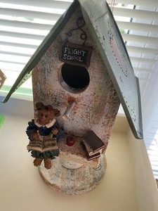 lot 244 image: Bird House Decor and Chicken Plate