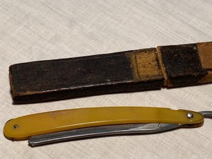 lot 234 image: Vintage Straight Razor #2 John S. Holler and Co