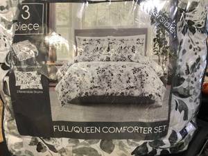 lot 13 image: Pem America Black and White 3-Pc. Floral-Print Full Comforter Set, NEW