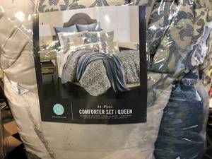 lot 63 image: Martha Stewart  Pucker Damask Queen Comforter Set, NEW