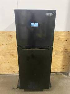 lot 102 image: MAGIC CHEF 10.1 cu. ft. Top Freezer Refrigerator in Black