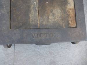 lot 18 image: Antique Victor Scale